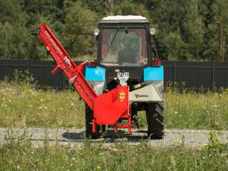 Špalíkovač za traktor PTO s dopravníkem, štěpkovač ARPAL AM-120TR-K