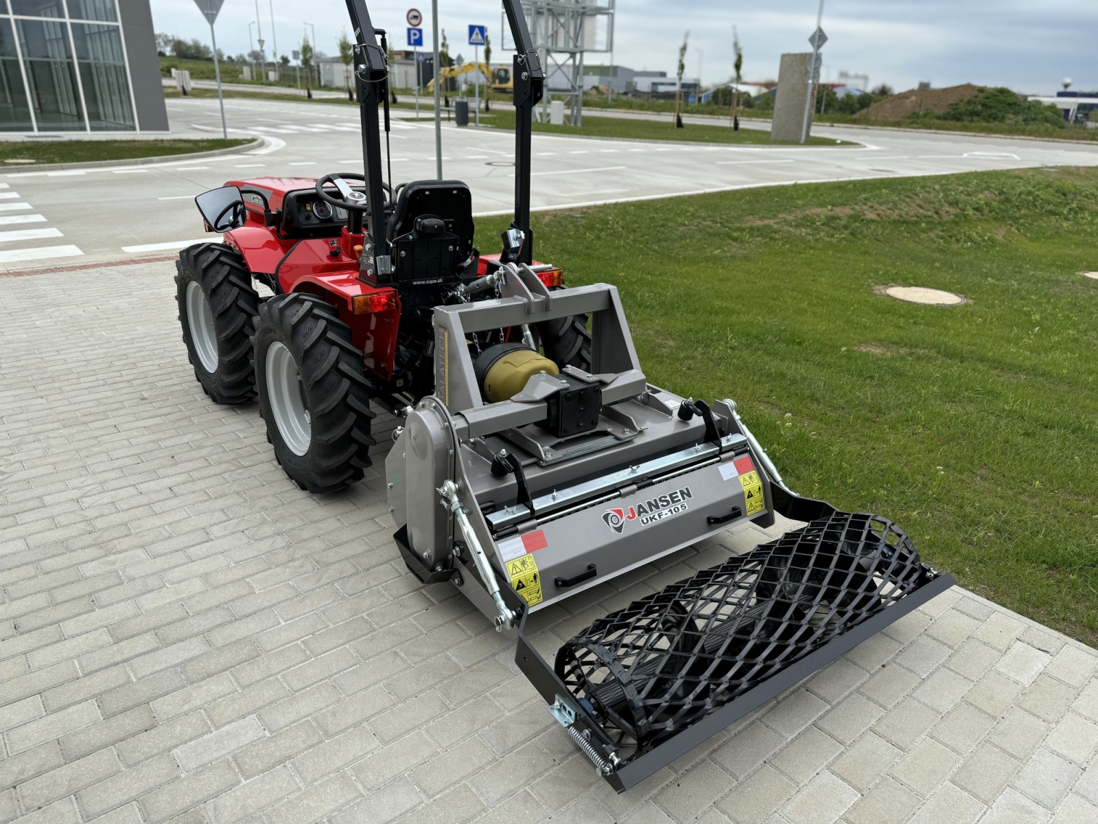 Pořadač trávníku za traktor JANSEN UKF-105 Pořadač trávníku za traktor JANSEN UKF-105