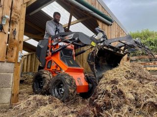 Kloubový nakladač CAST Loaders 33Tlx CARBON