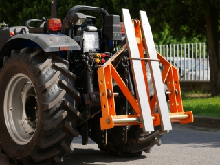 Paletizační vidle za traktor DELEKS D-700
