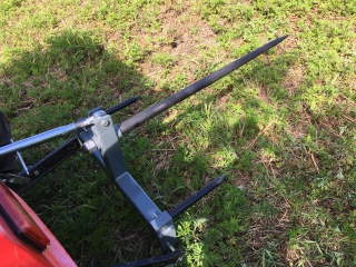 Vidle na balíky DELEKS DK-3 (pro traktor 12 - 60 HP)
