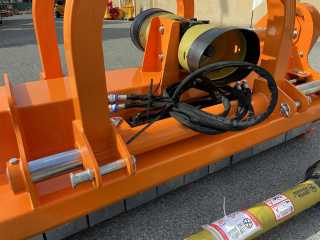 Mulčovač za traktor a čelní nakladač DELEKS GRIZZLY-220