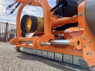 Mulčovač s bočním posuvem a obkášečem DELEKS INTERFILA-130 (pro traktor 25-60 HP)