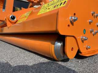 Mulčovač za traktor a čelní nakladač DELEKS GRIZZLY-180