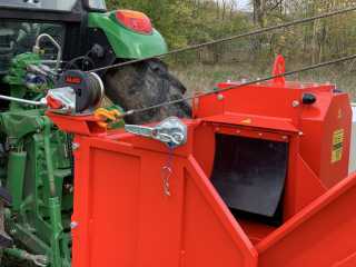 Špalíkovač za traktor PTO s dopravníkem, štěpkovač ARPAL AM-200TR-K