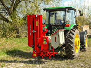 Špalíkovač za traktor PTO s dopravníkem, štěpkovač ARPAL AM-120TR-K