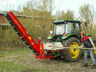 Špalíkovač za traktor PTO s dopravníkem, štěpkovač ARPAL AM-120TR-K