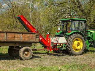 Špalíkovač za traktor PTO s dopravníkem, štěpkovač ARPAL AM-120TR-K