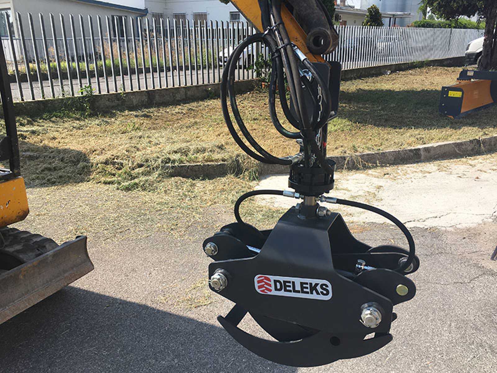 Drapák na kulatinu pro minibagry a lesní jeřáby DELEKS DK-10 Drapák na kulatinu pro minibagry a lesní jeřáby DELEKS DK-10