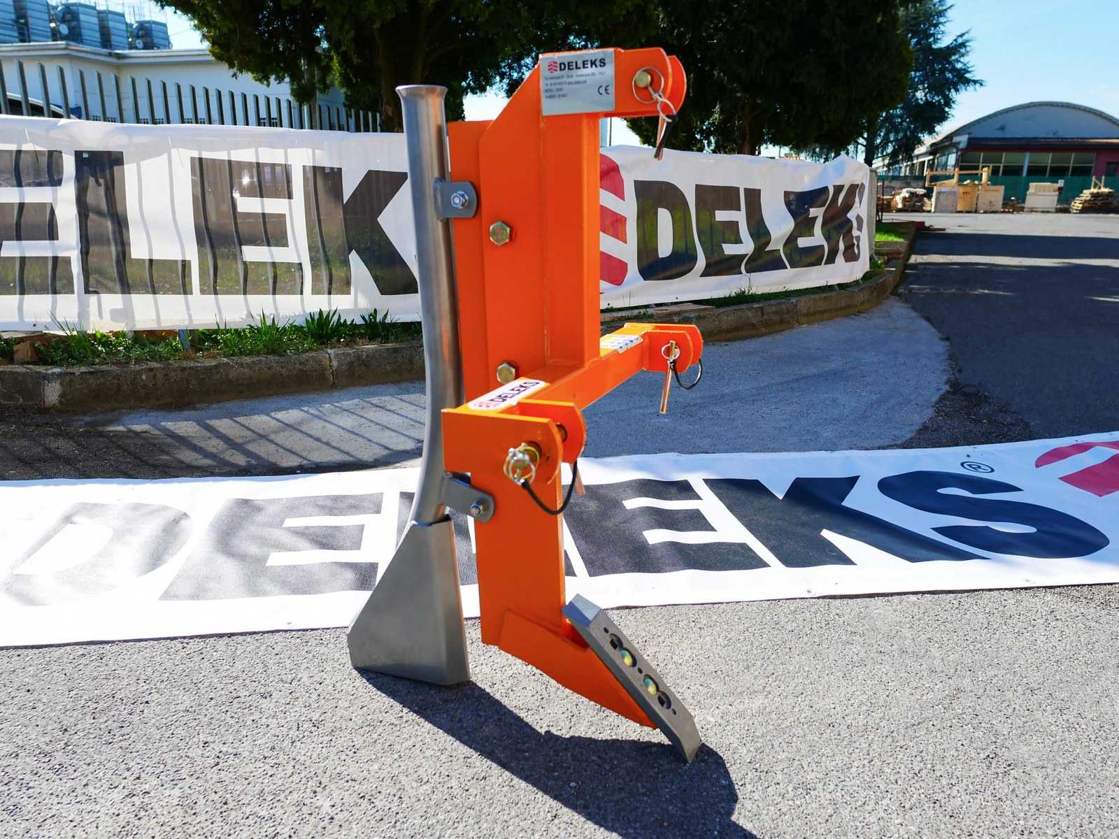 Jednohrotový rozrývač, kypřič půdy, rýhovač za traktor DELEKS DR-30 Jednohrotový rozrývač, kypřič půdy, rýhovač za traktor DELEKS DR-30