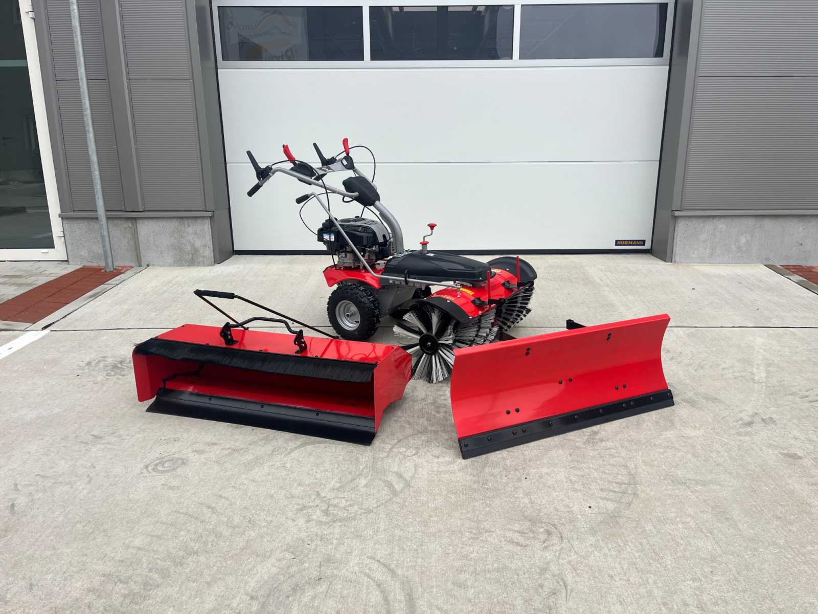 Zametač JANSEN MKB-500B&S s pluhem a sběrnou nádobou Zametač JANSEN MKB-500B&S s pluhem a sběrnou nádobou